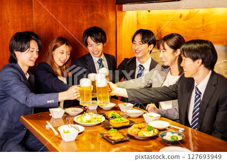Drinking party at an izakaya 127693949