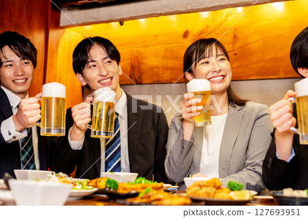 Drinking party at an izakaya 127693951