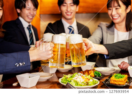 Drinking party at an izakaya 127693954
