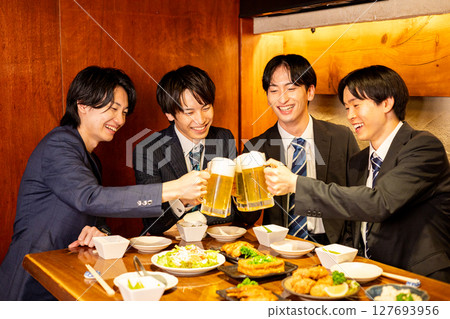 男士酒吧的飲酒聚會 127693956