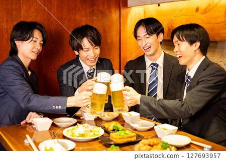 Drinking party at a men's pub 127693957