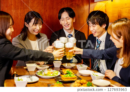 Drinking party at an izakaya 127693963