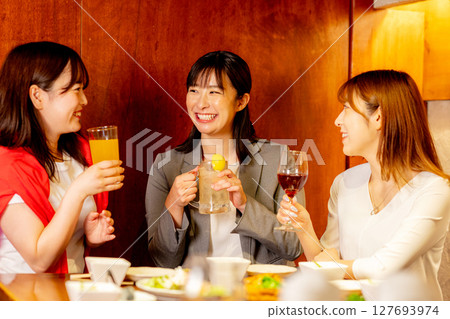 Girls' gathering: drinking party at an izakaya Girls' gathering: drinking party at an izakaya 127693974