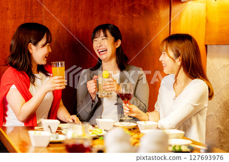Girls' gathering: drinking party at an izakaya 127693976