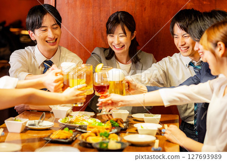 Drinking party at an izakaya 127693989