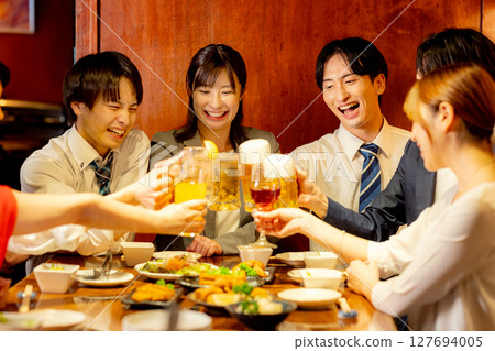 Drinking party at an izakaya Drinking party at an izakaya 127694005