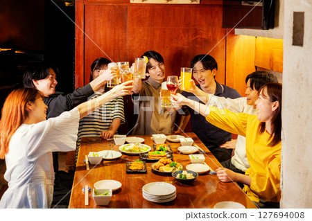 大學酒吧的飲酒聚會 127694008