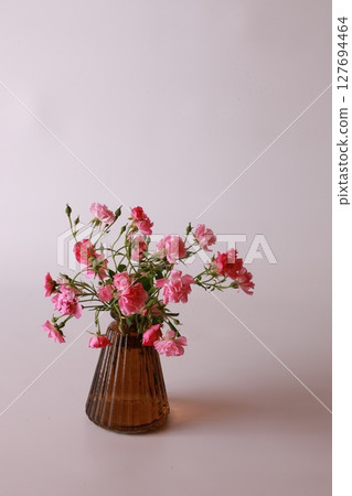 花瓶裡的迷你玫瑰 127694464