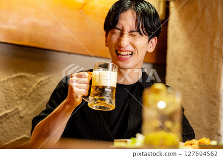 男性喝啤酒 127694562