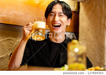 男性喝啤酒 127694563