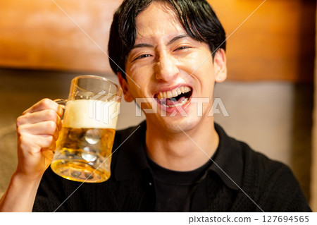 男性喝啤酒 127694565