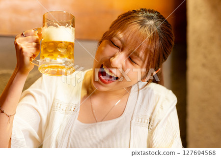 女人喝啤酒 127694568