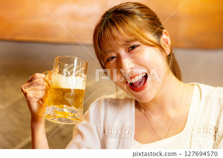 女人喝啤酒 127694570