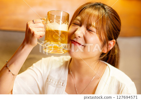 女人喝啤酒 127694571