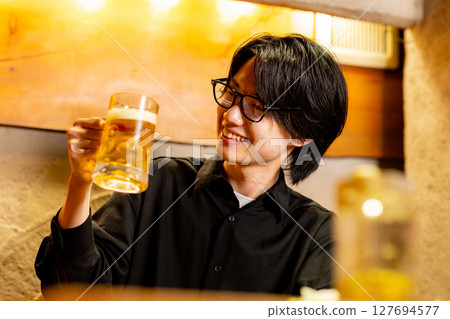 男性喝啤酒 127694577