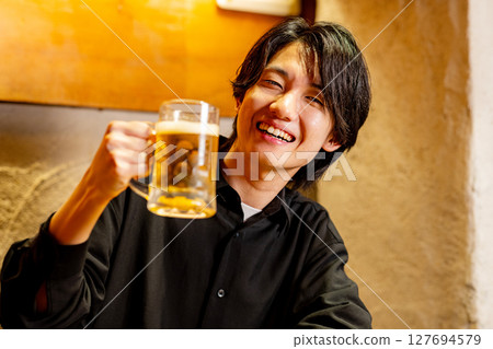 男性喝啤酒 127694579