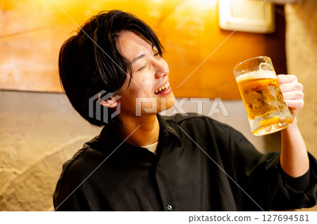 男性喝啤酒 127694581