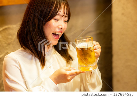 女人喝啤酒 127694583