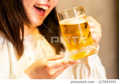 女人喝啤酒 女人喝啤酒 127694585