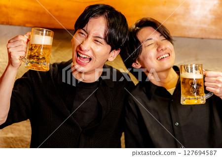 一個人在酒吧敬酒 127694587