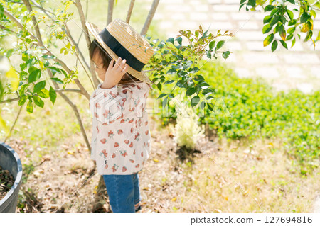 A girl wearing a straw hat 127694816