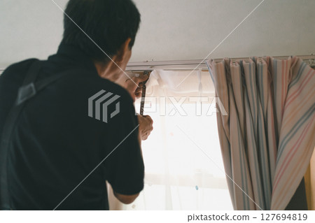 Changing the position of the curtain rail Changing the position of the curtain rail 127694819