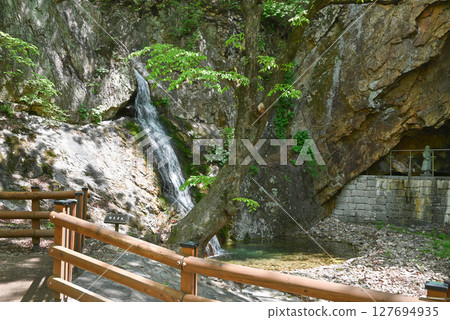 [Korea/Near Seoul] A small waterfall on the hiking trail at Mt. Soyo 127694935