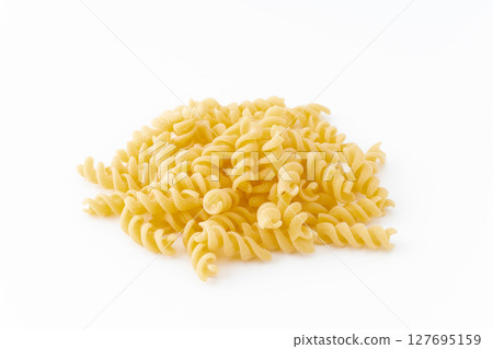 白色背景中的 Fusilli(短麵條) 白色背景中的 Fusilli(短麵條) 127695159