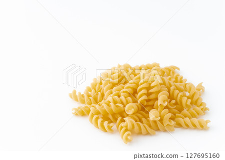 白色背景中的 Fusilli(短麵條) 白色背景中的 Fusilli(短麵條) 127695160