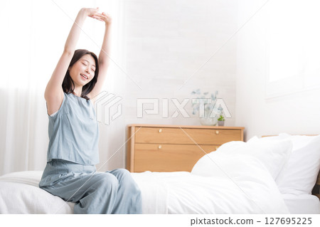 一段影片顯示，一名女子醒來後在床上伸懶腰。她舒展雙臂，說：“睡得很好。” 127695225