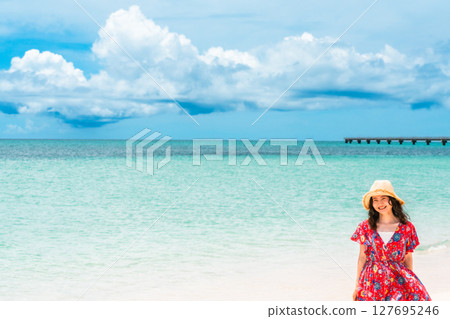 熱帶海灘度假村中身穿連身裙的年輕女子 127695246