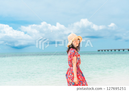 熱帶海灘度假村中身穿連身裙的年輕女子 127695251