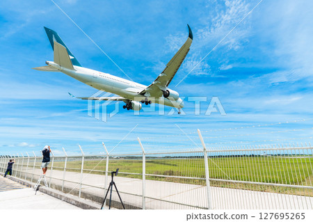 壯觀的客機：一架訓練機降落在下地島機場 127695265