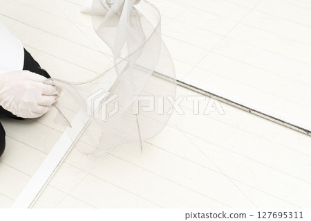 Replacing a screen door Remove the insect screen from the old screen door frame. 127695311