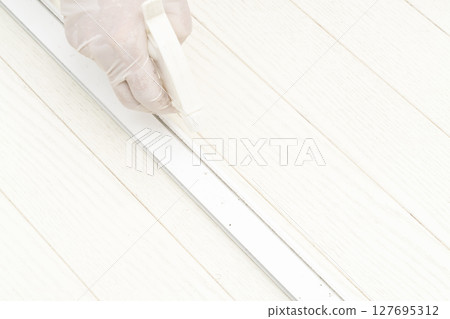 Replacing a screen door Remove the insect screen from the old screen door frame. 127695312