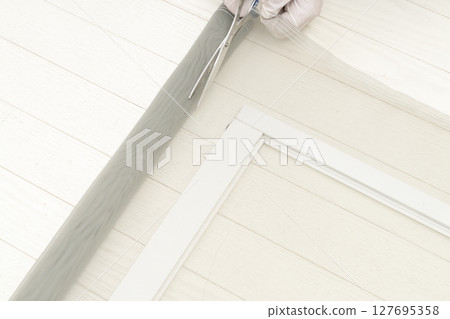 Replacing the screen door: Cut the insect screen and push the cord into the frame with a roller. Replacing the screen door: Cut the insect screen and push the cord into the frame with a roller. 127695358