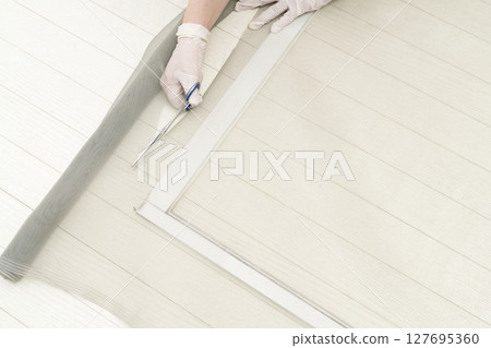 Replacing the screen door: Cut the insect screen and push the cord into the frame with a roller. 127695360
