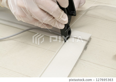 Replacing the screen door: Cut the insect screen and push the cord into the frame with a roller. 127695363