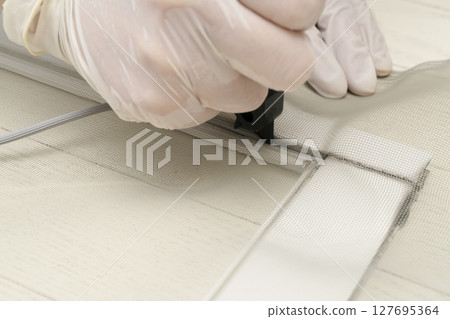 Replacing the screen door: Cut the insect screen and push the cord into the frame with a roller. 127695364