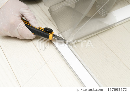 Replacing the screen door: Cut the insect screen and push the cord into the frame with a roller. Replacing the screen door: Cut the insect screen and push the cord into the frame with a roller. 127695372