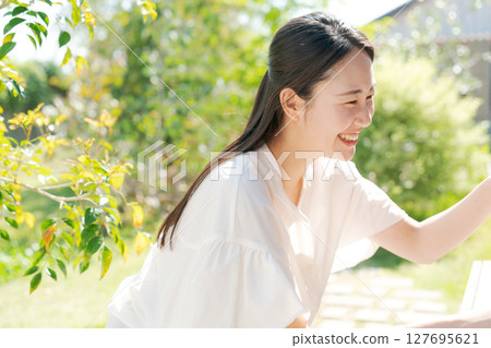 花園草地上微笑的女人 花園草地上微笑的女人 127695621