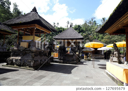 Tirta Empul Temple, Ubud, Bali 127695679