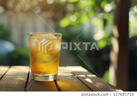 夏日午後,在陽台上品大麥茶 夏日午後,在陽台上品大麥茶 127695710