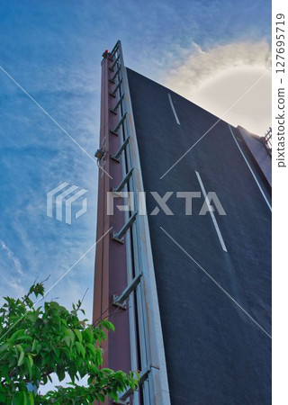 The raised Teyu Port movable bridge 127695719