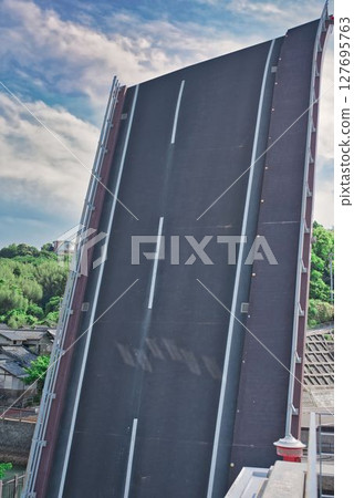 The raised Teyu Port movable bridge 127695763