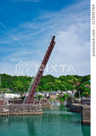 The raised Teyu Port movable bridge 127695764