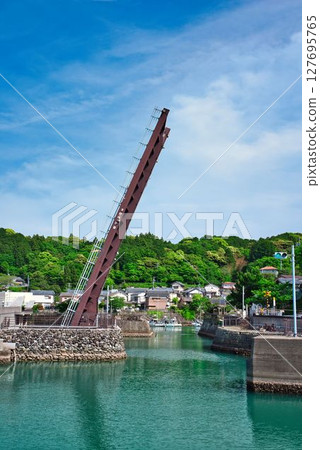 The raised Teyu Port movable bridge 127695765