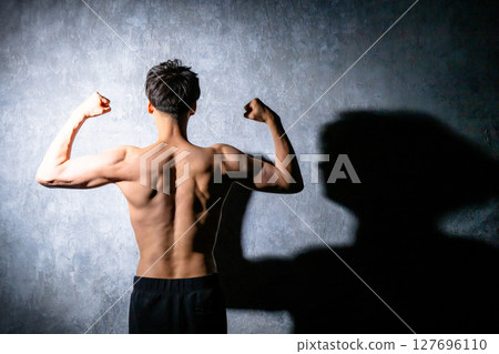 鍛煉肌肉的男人 鍛煉肌肉的男人 127696110