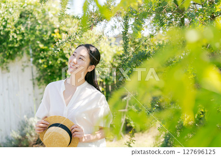 一個戴著草帽的女人 一個戴著草帽的女人 127696125