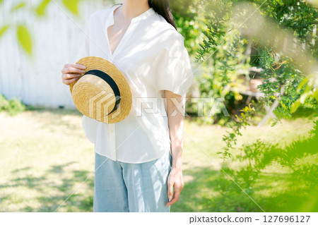 A woman with a straw hat 127696127